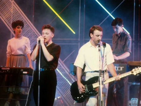 New Order actuando en vivo en el programa Haute Tension en París en 1983. Aparecen Gillia