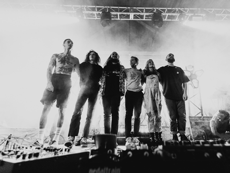 La música de M83 trasciende el indie, apareciendo en películas, series y anuncios. "Midnight City" ha sido banda sonora de innumerables momentos, desde videojuegos hasta dramas coming-of-age.