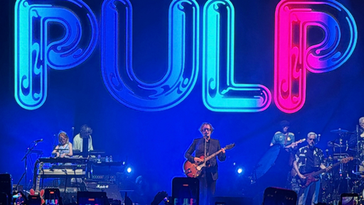 Jarvis Cocker durante el concierto de Pulp en el Palacio de los Deportes de Ciudad de México ante miles de asistentes