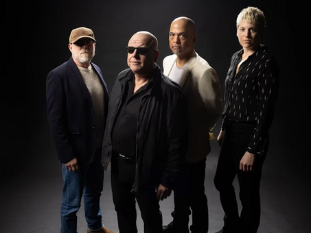 El 40.º aniversario de su formación no llega como una mera celebración retrospectiva, sino como una afirmación: una de las bandas más influyentes del rock alternativo sigue activa, inquieta y poco dispuesta a repetirse