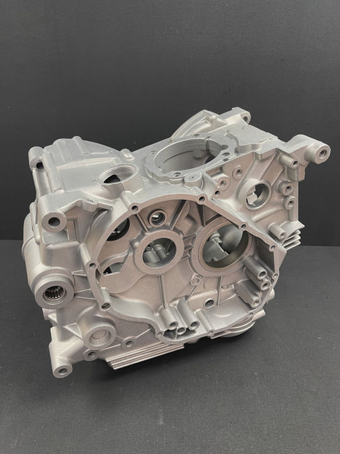 Perfecte Glans en Afwerking Na natstralen komt je Ducati motorblok eruit alsof het net uit de fabriek komt. Het proces verwijdert roest, vuil en oude verflagen, en zorgt voor een strakke, glanzende afwerking. Het resultaat is een motorblok dat glimt als nooit tevoren, wat niet alleen je motor een frisse uitstraling geeft, maar ook de waarde van je Ducati verhoogt.