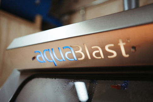 Grondige Reiniging zonder Schade aan Materialen De Vixen Aquablast is bijzonder effectief in het reinigen van delicate oppervlakken, zoals motoronderdelen, machineonderdelen, en metalen constructies. Door het gebruik van water als tussenstof, wordt de kans op schade of vervorming van het oppervlak geminimaliseerd, terwijl hardnekkige vuil- en roestresten gemakkelijk worden verwijderd. Dit maakt het ideaal voor onderdelen die andere reinigingsmethoden mogelijk niet goed aankunnen.

Milieuvriendelijk en Veilig Een van de grootste voordelen van de Vixen Aquablast is de milieuvriendelijke benadering van reiniging. In tegenstelling tot traditionele chemische reinigingsmethoden, maakt de Aquablast gebruik van water en abrasieve deeltjes die geen schadelijke stoffen bevatten. Dit maakt de techniek veiliger voor zowel de operator als het milieu, aangezien er geen giftige dampen of chemicaliën vrijkomen.

Betere Controle en Consistentie Het gebruik van water maakt het mogelijk om het reinigingsproces veel beter te controleren dan bij droogstraalmachines. De Aquablast biedt een consistente reiniging zonder dat er stofwolken ontstaan, wat niet alleen de werkomgeving veiliger maakt, maar ook zorgt voor een netter resultaat. Dit is vooral belangrijk bij het reinigen van complexe of fijngevoelige onderdelen, zoals motorblokken of kleine machineonderdelen.

Veelzijdigheid in Toepassing De Vixen Aquablast is geschikt voor een breed scala aan toepassingen, van het reinigen van metalen oppervlakken tot het verwijderen van roest, verf, olie, vet en andere verontreinigingen. Dit maakt het apparaat uitermate geschikt voor verschillende industrieën, zoals de auto- en motorindustrie, de luchtvaart, de scheepvaart, en zelfs de kunst- en restauratiebranche.

Verminderde Slijtage van Apparatuur Omdat het proces wordt uitgevoerd met water en abrasieve deeltjes die minder intensief zijn dan de traditionele droogstraalmethoden, wordt de slijtage van de apparatuur verminderd. Dit verlengt de levensduur van de machine en zorgt ervoor dat onderhoudskosten op de lange termijn lager zijn.

Efficiënt en Tijdbesparend Dankzij de kracht van het waterstraalsysteem kunnen onderdelen sneller en efficiënter worden gereinigd. Het proces is niet alleen grondiger, maar het bespaart ook tijd in vergelijking met traditionele reinigingsmethoden. Dit maakt de Vixen Aquablast een kosteneffectieve oplossing voor bedrijven die regelmatig onderdelen moeten reinigen.