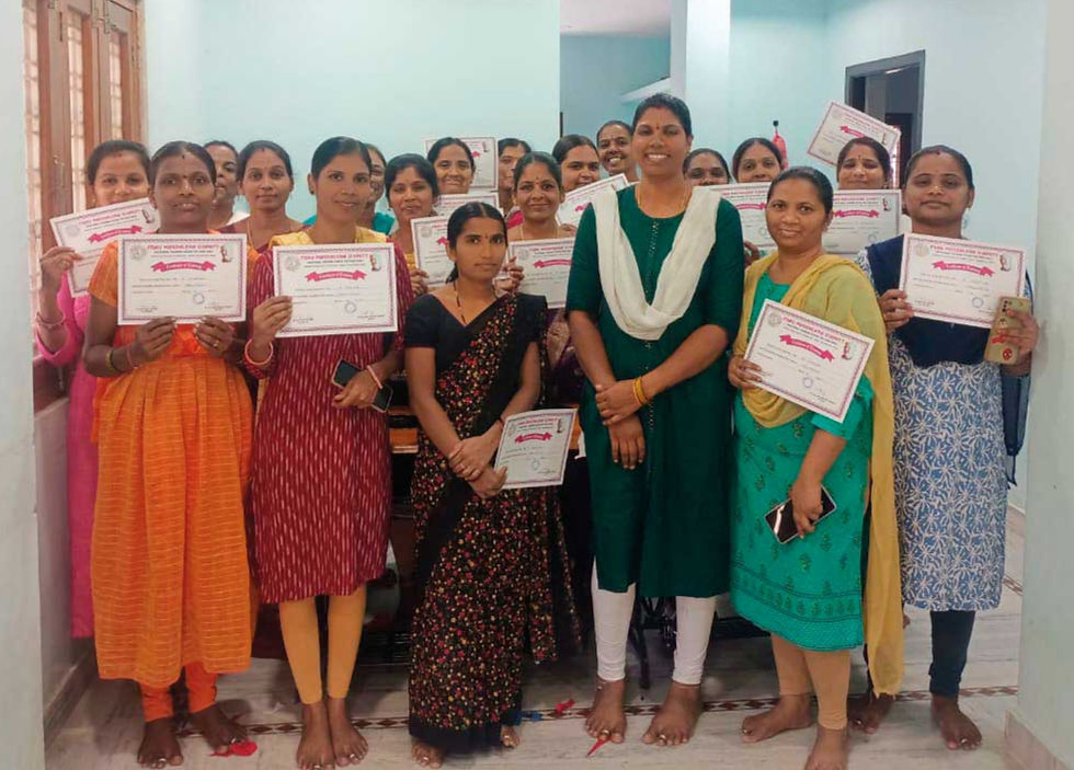 Überreichung der Diplome im Magdalena-Schmitt-Center.