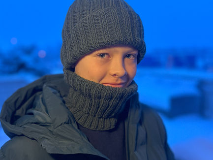 Gratis strikkeoppskrift på ribbestrikket lue og hals