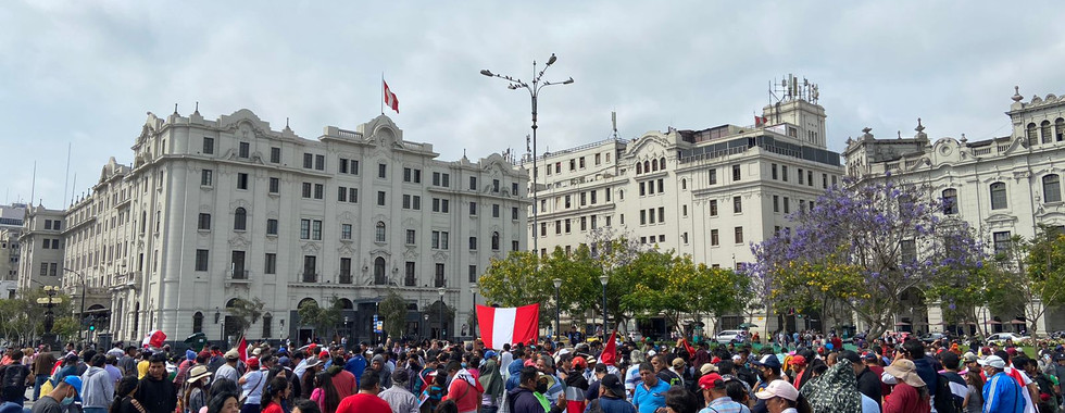 Debido al cierre del Congreso y a la detención de Castillo, protestantes salieron a las calles de La Plaza San Martín a hacer marchas de protestas a favor de Castillo.