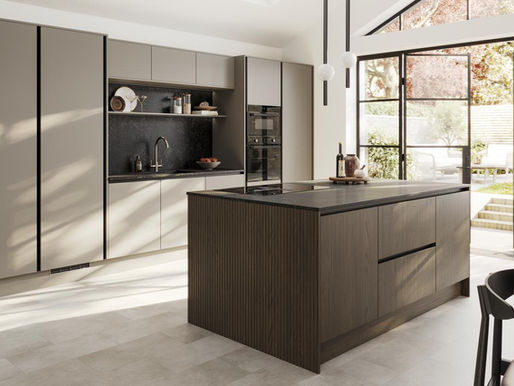 cuisine equipee howdens contemporaine avec ilot central plaque de cuisson meubles toute hauteur