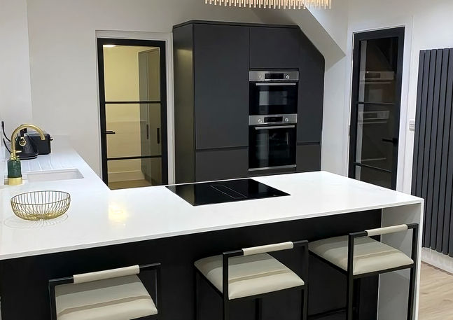 Renovation cuisine moderne de couleur charbon mat howdens breval
