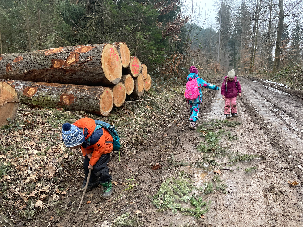 Kinder beim Spuren legen