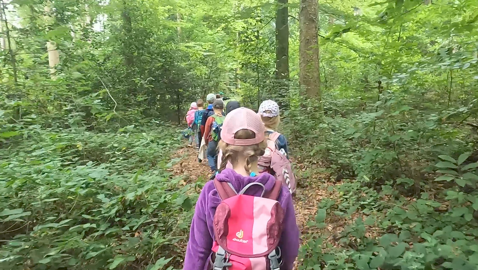 Kinder auf den Weg in den Wald