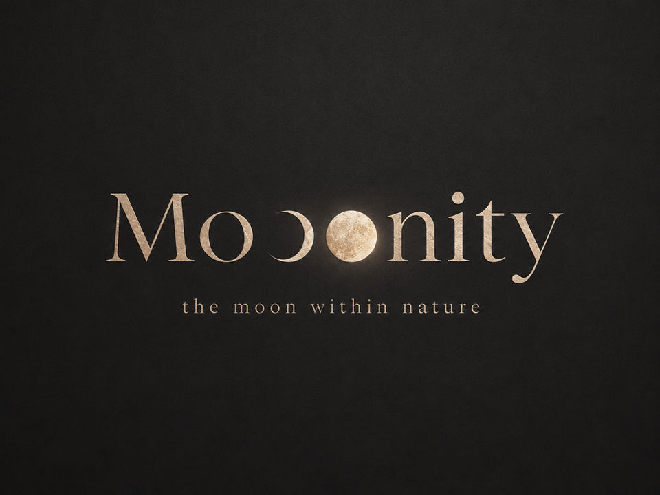 Brand identity značky Moonity zahrnující návrh loga, webového designu, obalového designu a brandingových materiálů inspirovaných měsícem, přírodou a ženskou energií.