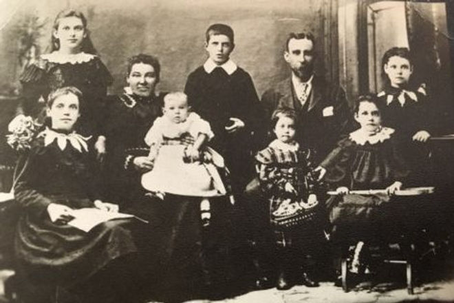 The Heaney family with Mary Callaghan.jp