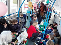 Lecture d'histoires dans un bus