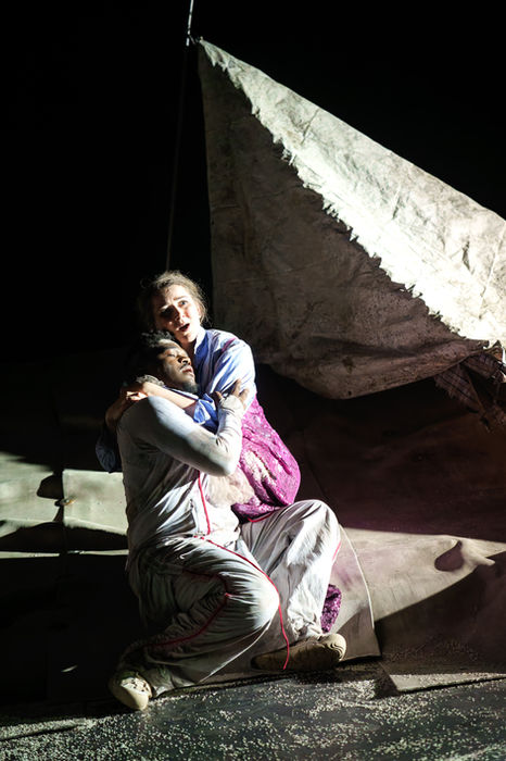 Zwei Schauspieler in einer emotionalen Szene