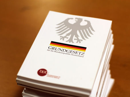 Abbildung Grundgesetz mit Logo von bpb