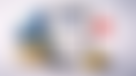 Clipboard cu checklist AML, lupă peste un card de identitate, monede și simbol de avertizare pe fundal gri deschis, reprezentând procesul de evaluare a riscurilor AML