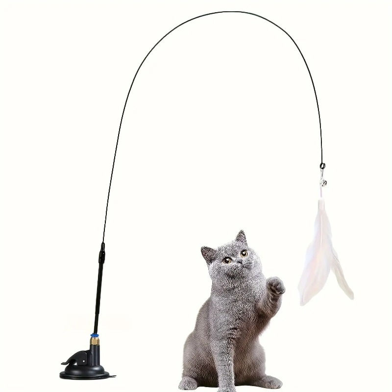 Gato cinza brincando com brinquedo de vara com pena