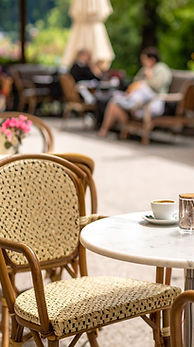 Caféterrasse in Bad Ischl mit Tisch und Stühlen im Freien