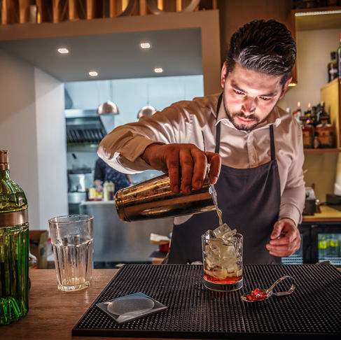 WHAT CHARACTERISTICS SHOULD YOUR CHOSEN MIXOLOGIST HAVE?