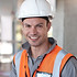 Trabalhador com capacete branco
