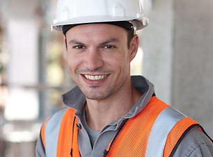 Travailleur avec casque blanc