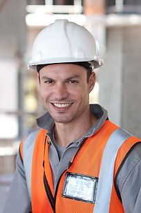 Travailleur avec casque blanc