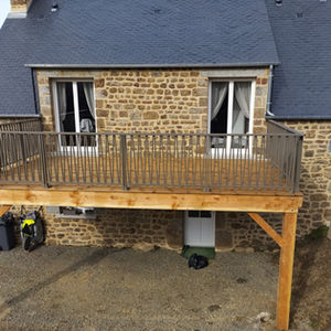 Couverture ardoises naturelles avec terrasse bois 