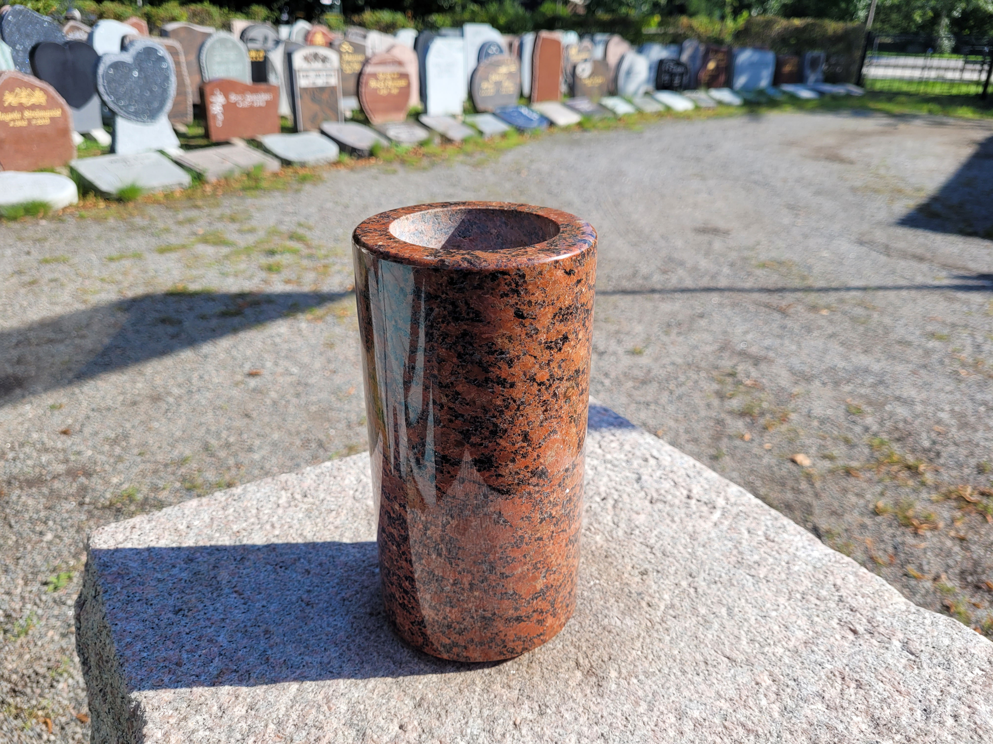 Gravvas 148 i röd granit