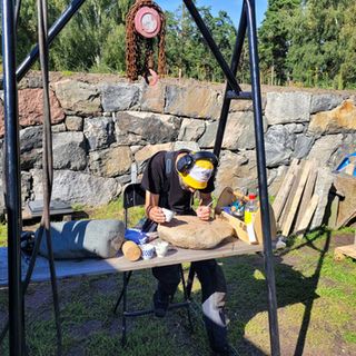 Målning av text på gravsten