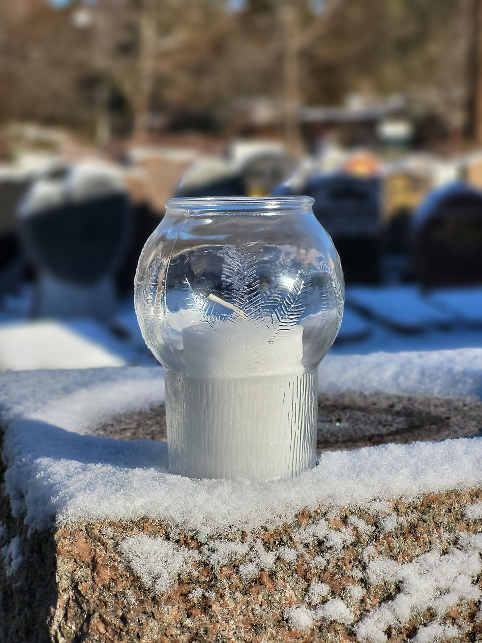 Lykta i glas till gravlykta i brons