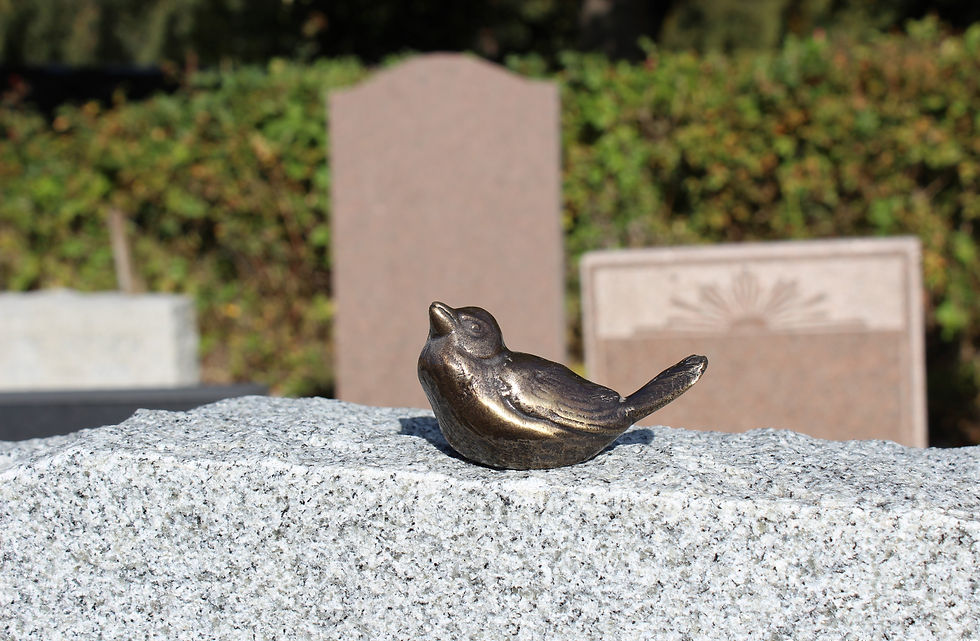 Sparv i brons till gravsten