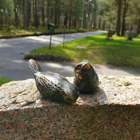 Bronssparvar på gravsten