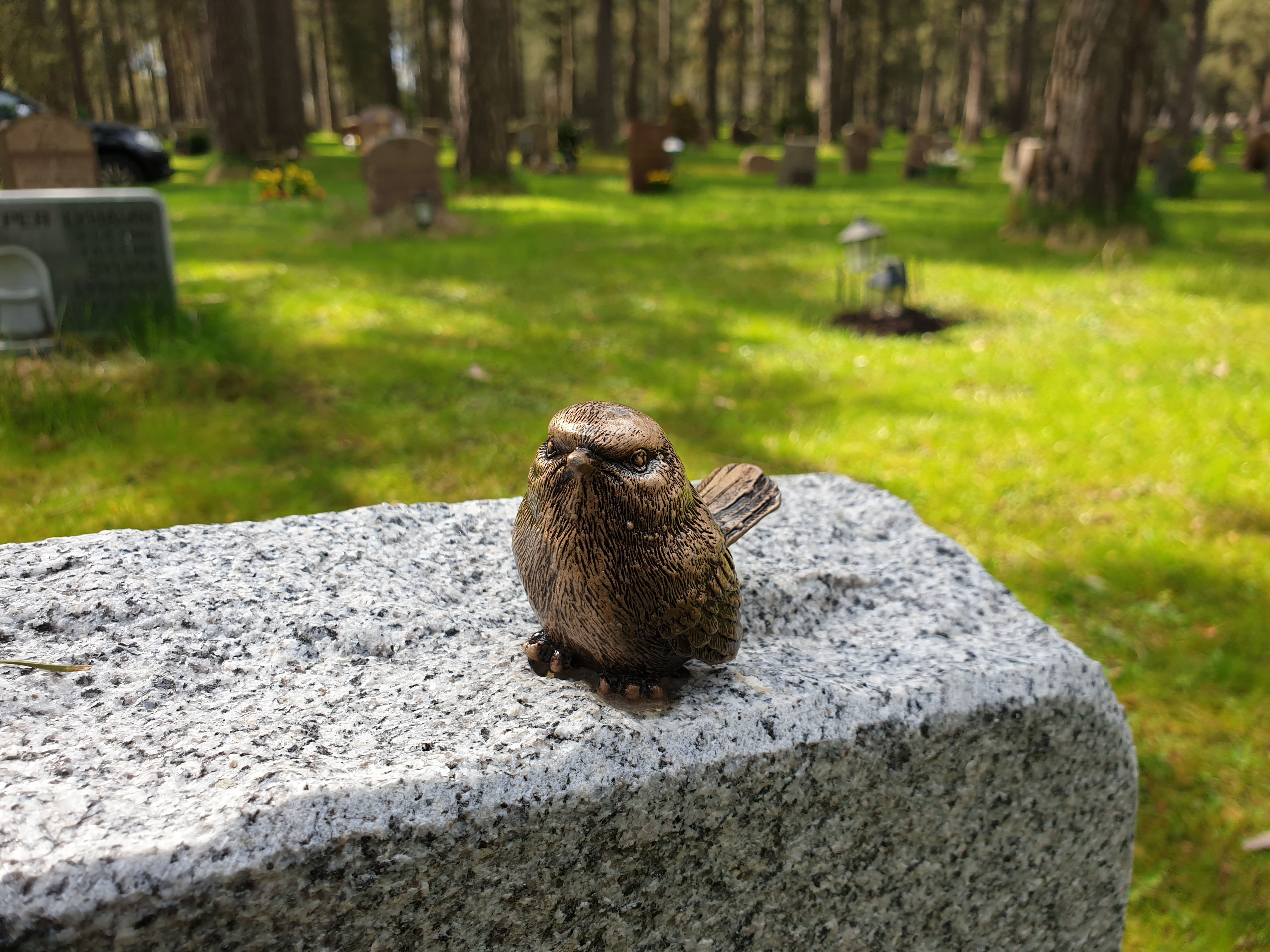 Sparv i brons på gravsten