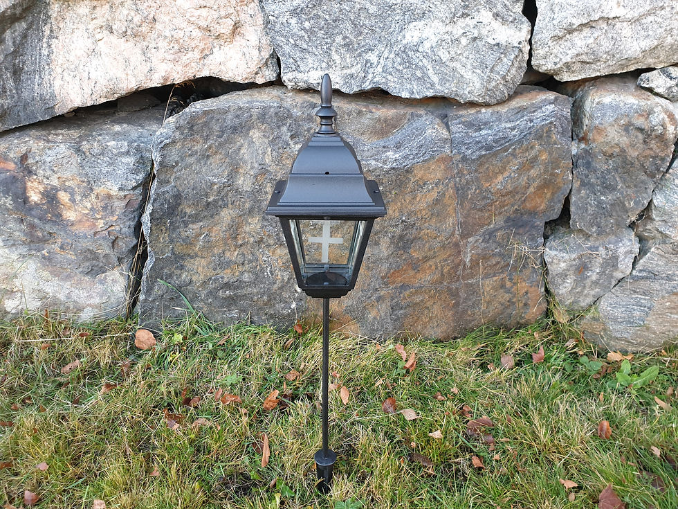Miniatyrbild: Gravlykta med kors i gjuten aluminium