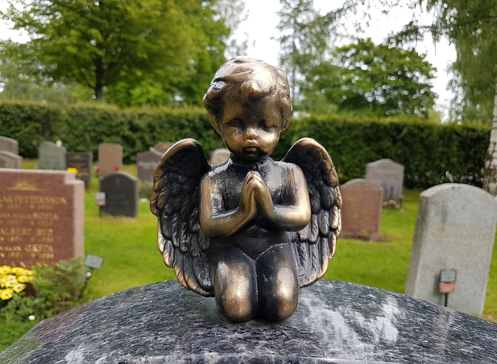 Ängel i brons på gravsten