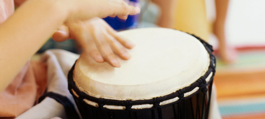 Kinder spielen Bongo-Trommeln