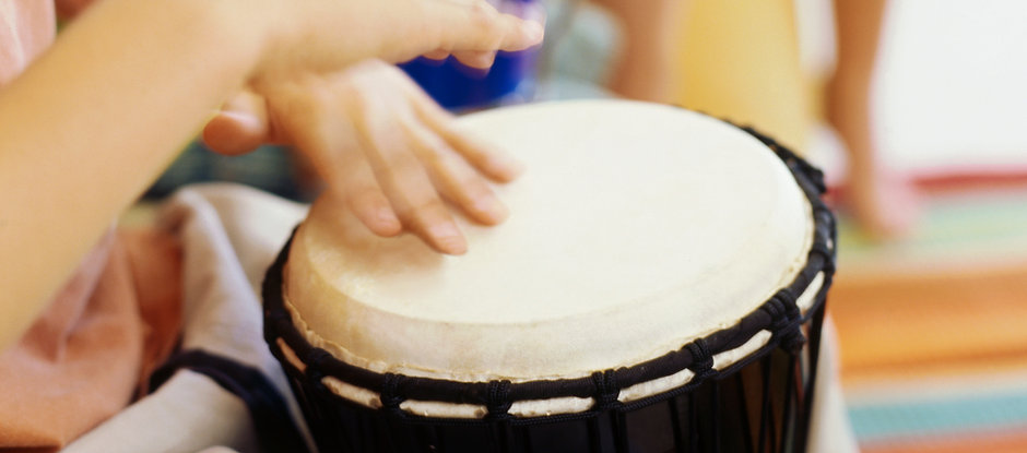 Kinder spielen Bongo-Trommeln