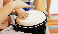 Enfants jouant bongos