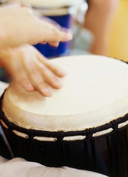 Enfants jouant bongos