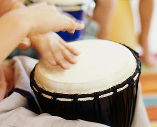Enfants jouant bongos