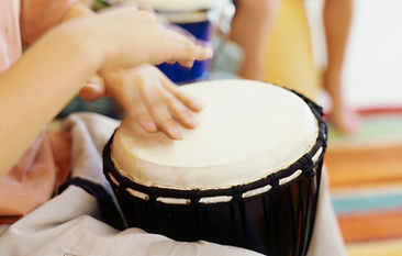 Kinder spielen Bongo-Trommeln
