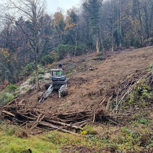 Râtelage mécanisé avec Menzi Muck M545