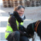 Judith Knüsel beim Füttern nach dem Mantrailing