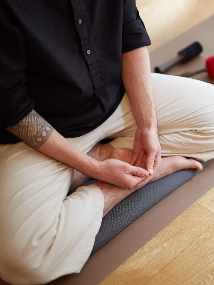 Stefan Kurt im Lotussitz