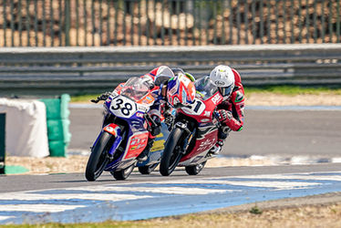 Alessio Arnold fährt ein Motorradrennen