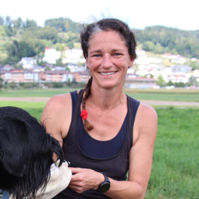 Judith Knüsel beim Füttern ihres Hundes