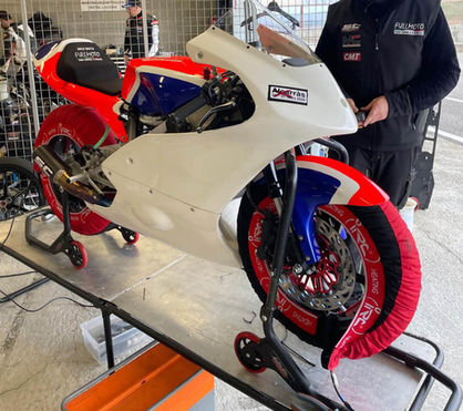 Motorrad in der Box mit Reifen-Beheizung