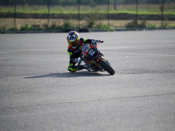 Hans Ingold mit seinem Motorrad auf der Rennstrecke