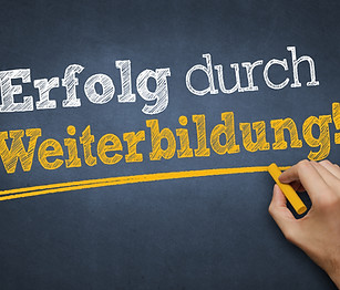 Auf dem Bild ist eine Tafel abgebildet auf der folgendes geschrieben steht: "Erfolg durch Weiterbildung".
