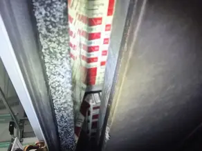 Microbuz cu plafonul umplut cu pachete de țigări de contrabandă