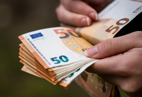 Sumele de peste 10.000 de euro pot fi declarate online
